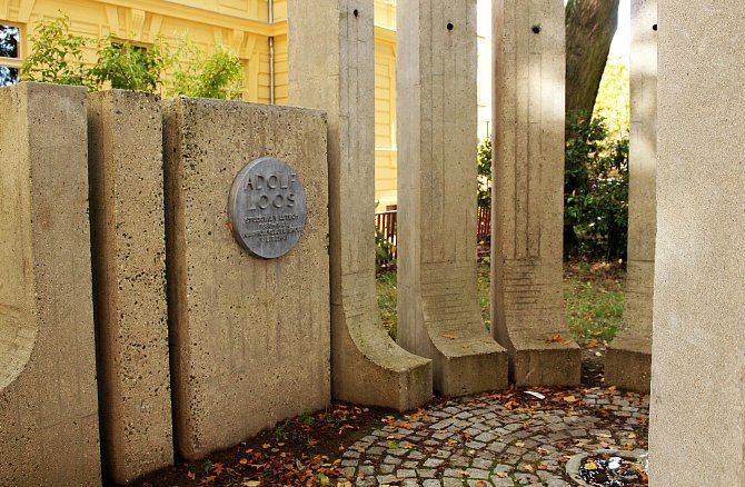 Prostor k poctě architekta Adolfa Loose.