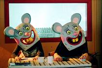 Myšky vystupují v nové pohádce Naivního divadla nejen jako loutky, ale také v podání herců s maskami v nadživotní velikosti. 