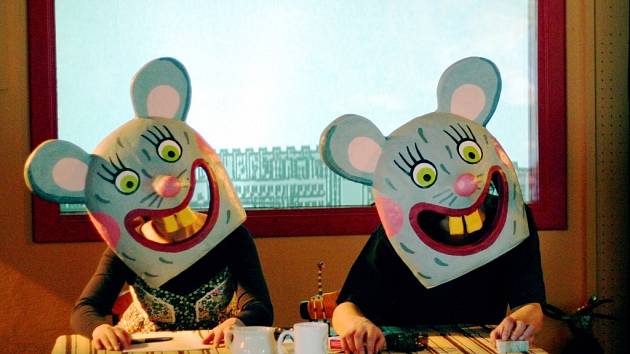 Myšky vystupují v nové pohádce Naivního divadla nejen jako loutky, ale také v podání herců s maskami v nadživotní velikosti. 
