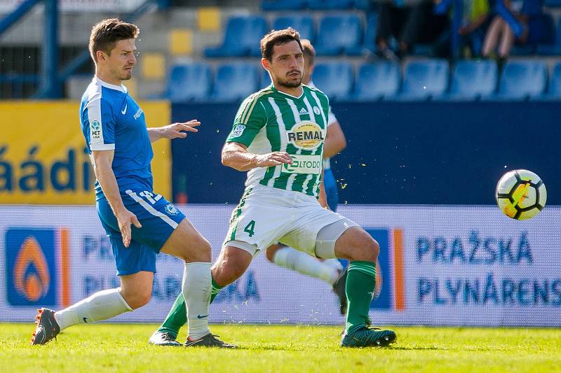 Utkání Slovanu Liberec (v modrém) proti Bohemians Praha 1905. Na snímku vpravo Josef Jindřišek