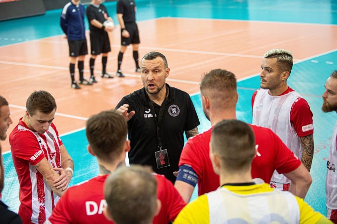 Trenér Karel Vrabec udílí pokyny svým svěřencům během utkání.