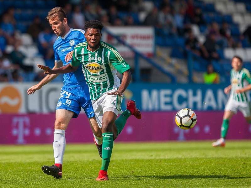 Utkání Slovanu Liberec (v modrém) proti Bohemians Praha 1905. Na snímku Damjan Vuklišević (vlevo) a Benjamin Tetteh