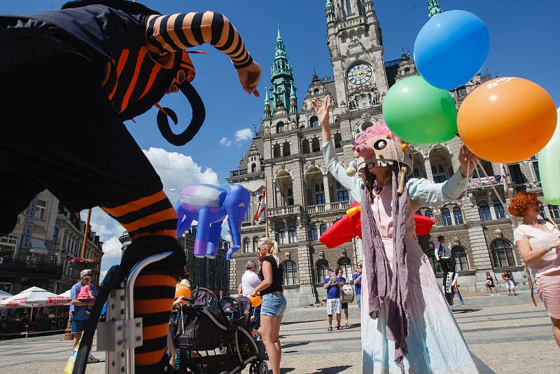 Libercem prošel průvod masek, který odstartoval festival loutkového divadla Mateřinka.