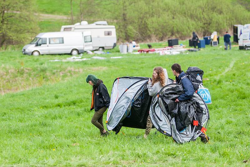 Příznivci techna se sjíždějí 27. dubna na louku u Krásné Studánky v Liberci. Až do úterý 1. května se zde bude konat technoparty.