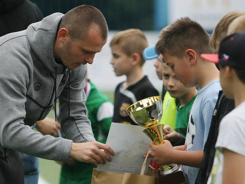 Dvě kategorie žáků ze základních škol Libereckého kraje bojovalo o titul krajského mistra v malém fotbale, který pořádal McDonald. Šlo o 21. ročník McDonald´s Cupu.