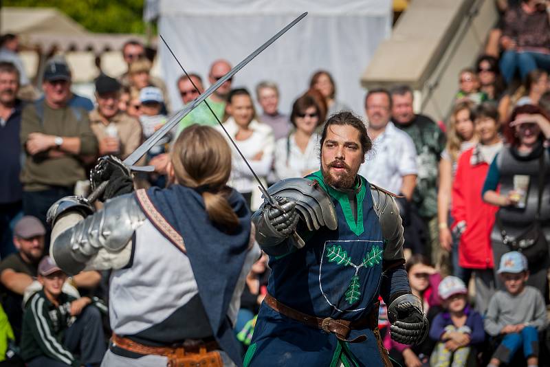 Svatováclavské slavnosti proběhly 28. září na Zámku Svijany. Na snímku je šermířské vystoupení v podání skupiny historického šermu Alterum.