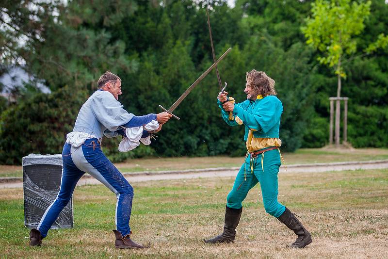 Divadelní šermířské představení "... a pod maskou?" skupiny historického šermu Stilet proběhlo 3. srpna v čestném dvoře zámku Sychrov. Po více jak třiceti letech existence se zde šermířská skupina loučí a úplně naposledy vystoupí v sobotu 4. srpna.