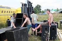 Technoparty se rozbíhala již od dopoledne a soundsystémy rostly jeden za druhým. Organizátoři také instalovali toalety a odpadkové koše. 