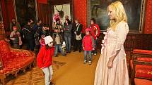 Napilno mají o víkendu 10. – 11. 4. průvodci na státním zámku Sychrov. Pořádají totiž pro děti netradiční prohlídky zámku – v prostorách zámku a kostýmech hrají s dětmi hru na motivy známé pohádky Zlatovláska.