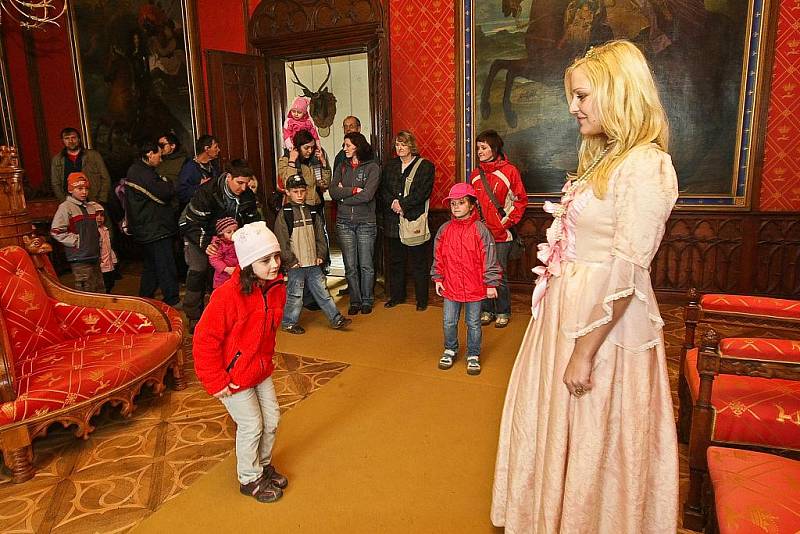 Napilno mají o víkendu 10. – 11. 4. průvodci na státním zámku Sychrov. Pořádají totiž pro děti netradiční prohlídky zámku – v prostorách zámku a kostýmech hrají s dětmi hru na motivy známé pohádky Zlatovláska.