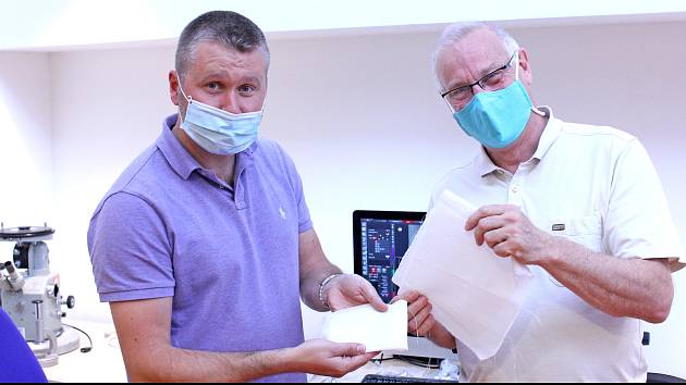 Jiří Chvojka (vlevo) z fakulty textilní a Petr Louda z fakulty strojní s materiálem z kyseliny polymléčné.