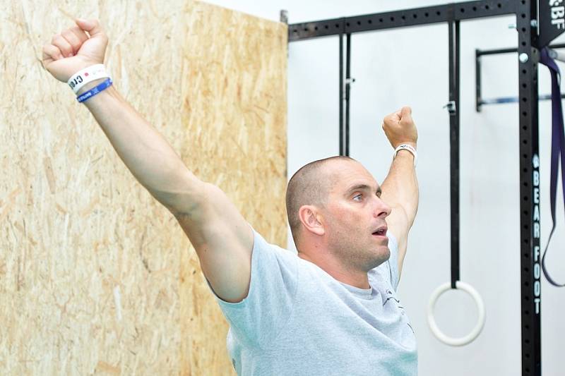 CROSSFIT. Nejprve cvičíme s násadou od koštěte. Poté přesedláme na olympijskou osu. Cvičíme i s kettlebellem a medicinbalem. Na konci tréninku jedeme sestavu všech cviků.