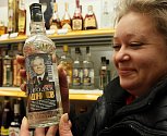 Paní Olga nabízí svým krajanům i liberečanům ruské ryby, sýry, kaviár, zmrzlinu, pivo, alkohol, za zmínku stojí například vodka Kalašnikov.