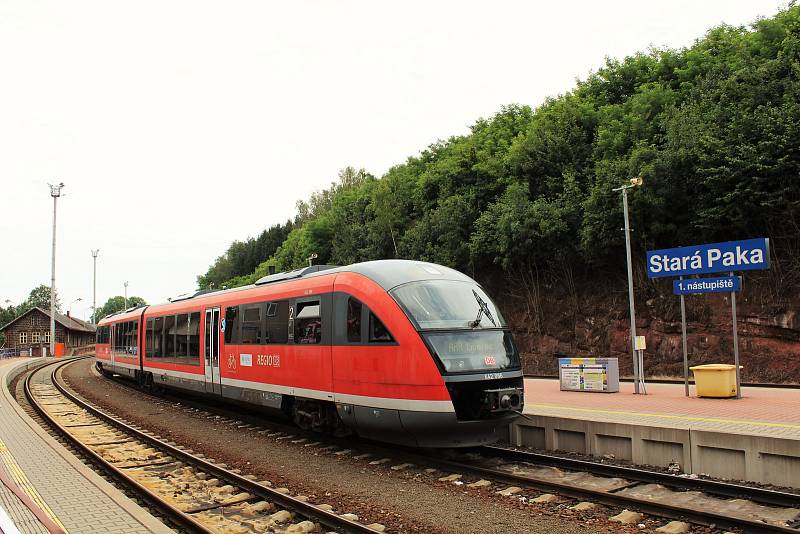 Prezentační jízda železničního dopravce Arriva na tratích v Libereckém kraji. Na snímku vlak Siemens Desiro zachycen před odjezdem ze stanice Stará Paka.