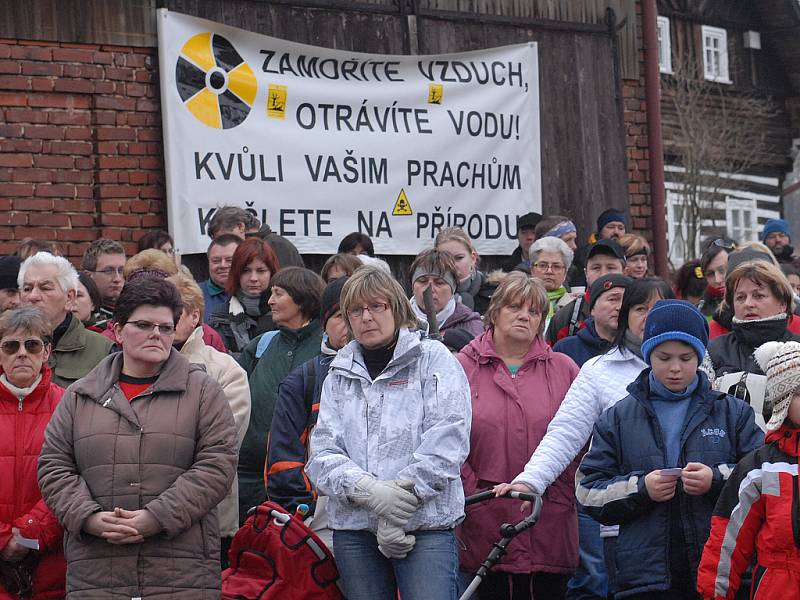 Také koncem ledna 2008 přišly stovky lidí vyjádřit svůj nesouhlas s těžbou uranu. 