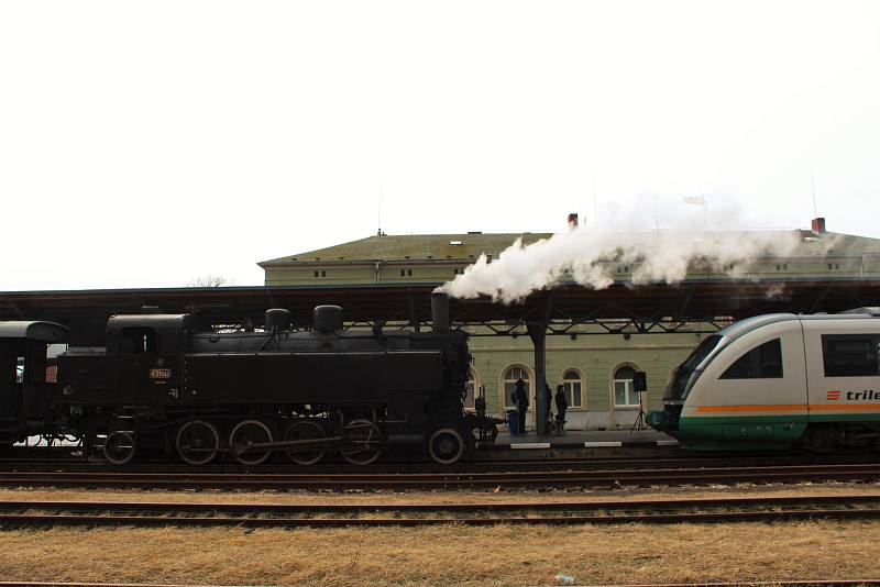 O víkendu 2.-3. listopadu 2019 proběhly na trati z Liberce do Žitavy oslavy 160 let trati. Na snímku zvláštní historický a běžný vlak ve stanici Hrádek nad Nisou.