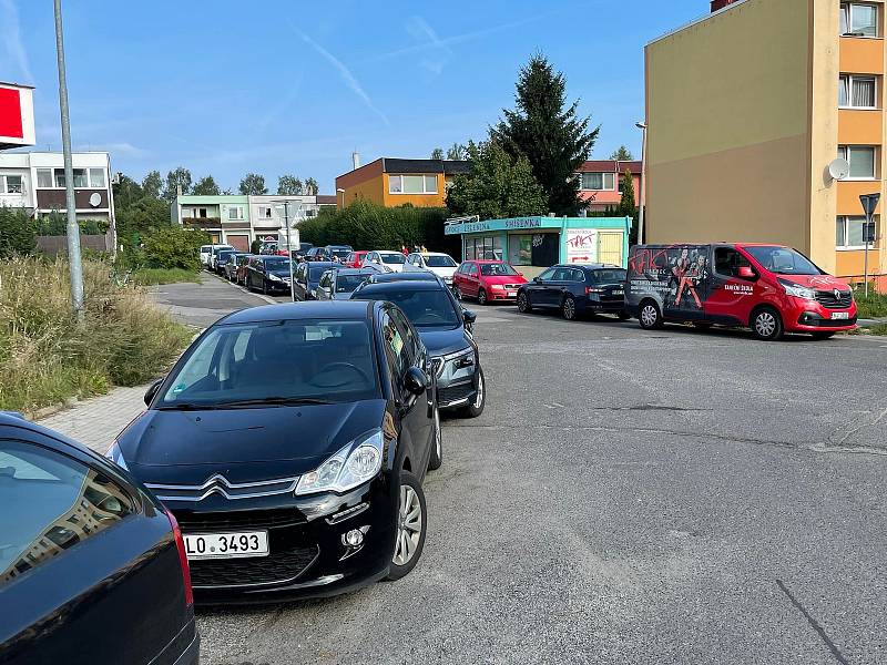 Kaplického ulice je dlouhodobě z hlediska parkování kritická, se začátkem školního roku a probíhající stavbou je to ještě horší.