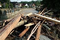 PO POVODNI. Zničené břehy, mosty, hromady naplaveného dříví a smetí. Pobřežní ulice v srpnu 2010, poté, co opadla voda. 