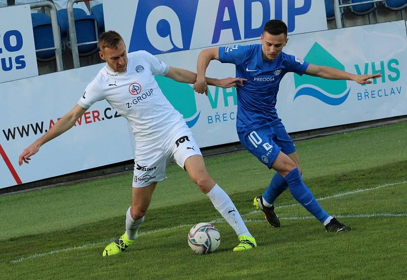 Fotbalisté Slovácka (v bílých dresech) se ve 26. kole FORTUNA:LIGY utkali s Libercem.