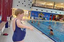 Cvičení pro seniory v libereckém bazénu.