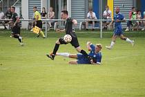 Rapid na první body v krajském fotbalovém přeboru čeká. Momentka je z duelu Višňová (modrá) - Rapid Liberec 2:1.