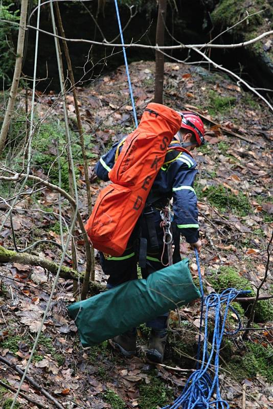 Taktické cvičení v úterý 21. března na řece Kamenici uzavřelo i silnici mezi Návarovem a Vlastiboří. Složky IZS stihly procvičit společný zásah pozemních jednotek a letecké techniky, koordinaci zásahu mezi více složkami za pomoci štábu velitele zásahu, ra