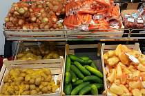 POKROUCENÉ A ODŘENÉ. Obchodní řetězec Penny Market od pondělí nabízí neestetické ovoce a zeleninu. „Ošklivé“ potraviny žádnou vadu kromě vzhledové nemají a jsou levnější. Foto: Deník/Martin Zíta   