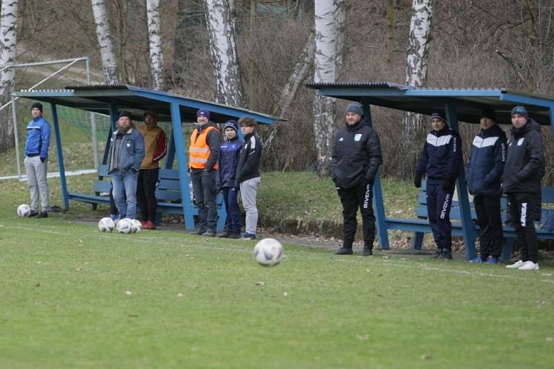 Zatímco fotbalisté Stráže (modré dresy) jsou poslední, Hodkovice drží třetí místo.