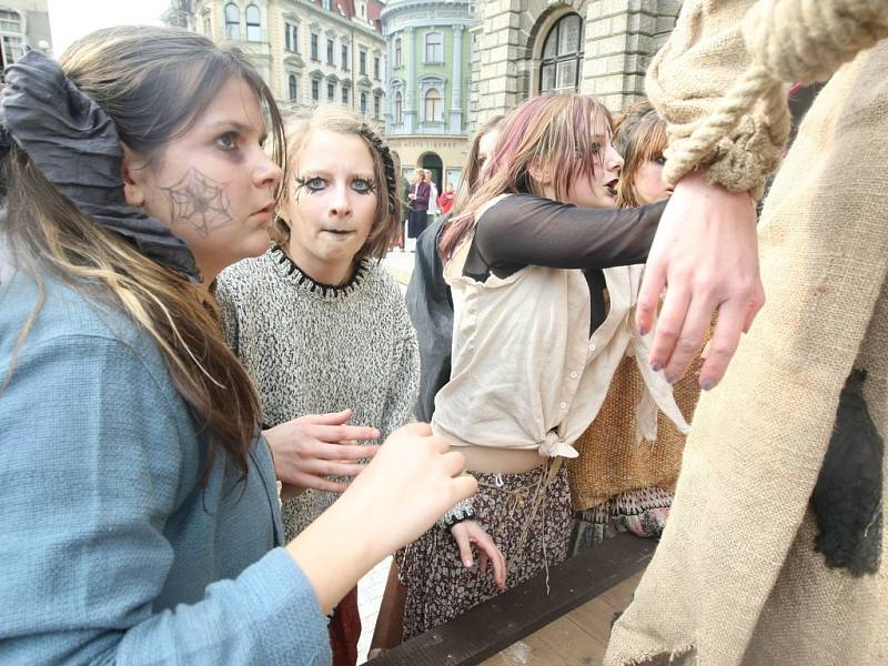 Představení, jehož tématem bylo upalování čarodějnic, zhlédly v úterý před libereckou radnicí stovky diváků.