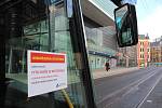 Liberecký dopravní podnik zakázal nástup předními dveřmi v autobusech. Důvodem je snížení rizika nákazy novým typem koronaviru.