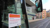 Liberecký dopravní podnik zakázal nástup předními dveřmi v autobusech. Důvodem je snížení rizika nákazy novým typem koronaviru.