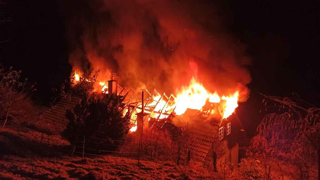 V Českém Dubu hoří rodinný dům. Plameny jej zcela pohltily