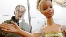 Na výstavě v muzeu si mohou lidé prohlédnout mezi panenkami skutečné unikáty – porcelánové Barbie, oblečené špičkovými světovými návrháři, které vypadají, jako by právě sestoupily z předváděcího mola na módní přehlídce.