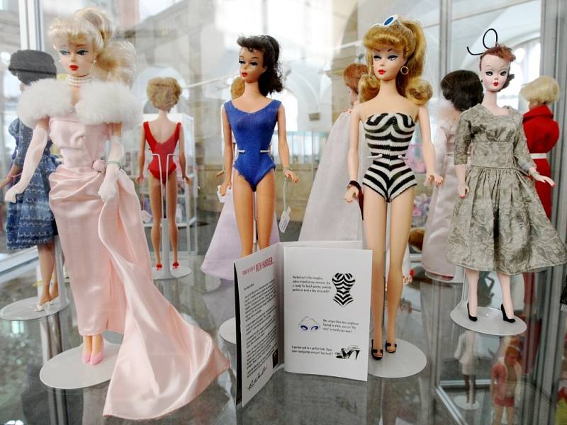 Na výstavě v muzeu si mohou lidé prohlédnout mezi panenkami skutečné unikáty – porcelánové Barbie, oblečené špičkovými světovými návrháři, které vypadají, jako by právě sestoupily z předváděcího mola na módní přehlídce.