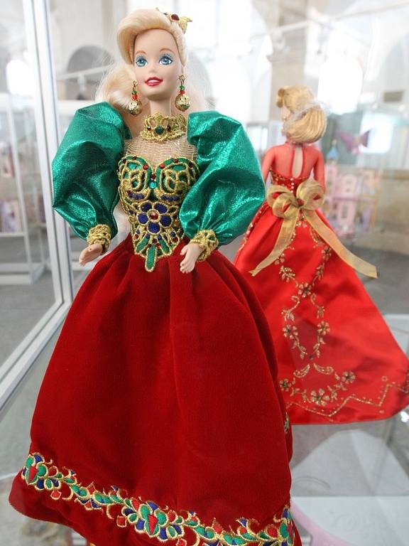 Na výstavě v muzeu si mohou lidé prohlédnout mezi panenkami skutečné unikáty – porcelánové Barbie, oblečené špičkovými světovými návrháři, které vypadají, jako by právě sestoupily z předváděcího mola na módní přehlídce.