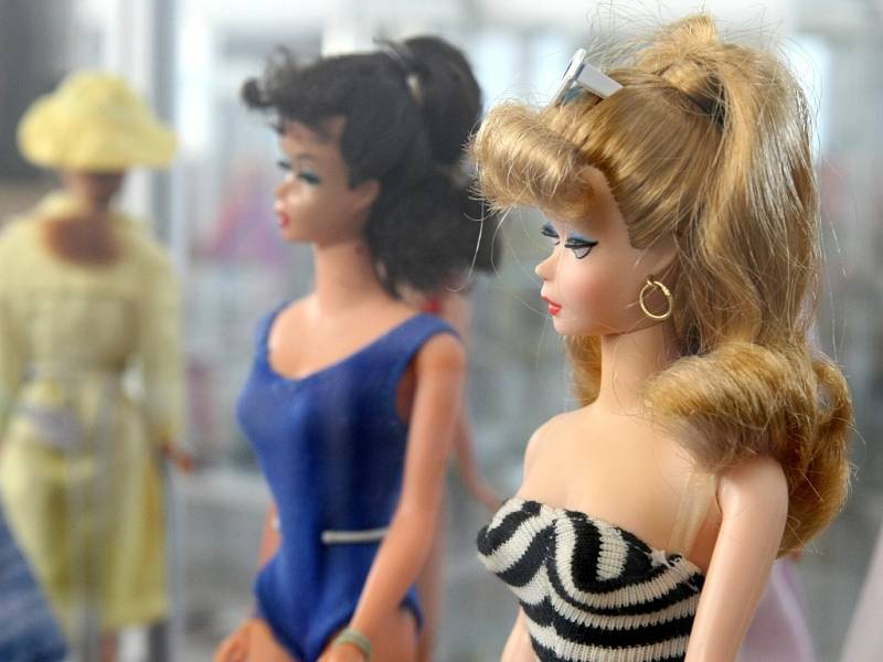 Na výstavě v muzeu si mohou lidé prohlédnout mezi panenkami skutečné unikáty – porcelánové Barbie, oblečené špičkovými světovými návrháři, které vypadají, jako by právě sestoupily z předváděcího mola na módní přehlídce.