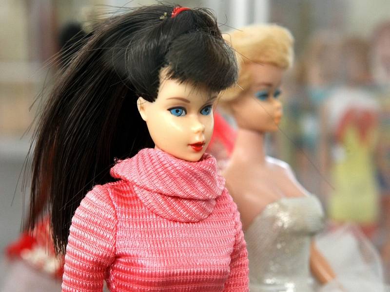 Na výstavě v muzeu si mohou lidé prohlédnout mezi panenkami skutečné unikáty – porcelánové Barbie, oblečené špičkovými světovými návrháři, které vypadají, jako by právě sestoupily z předváděcího mola na módní přehlídce.