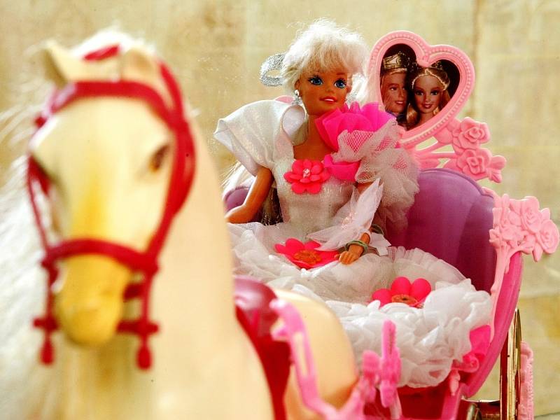 Na výstavě v muzeu si mohou lidé prohlédnout mezi panenkami skutečné unikáty – porcelánové Barbie, oblečené špičkovými světovými návrháři, které vypadají, jako by právě sestoupily z předváděcího mola na módní přehlídce.