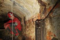 PŘI PRŮZKUMU TUNELU, který spojoval dílny s továrnou Getewent. Podzemní díla bývají často jediná, která se beze změn zachovala.