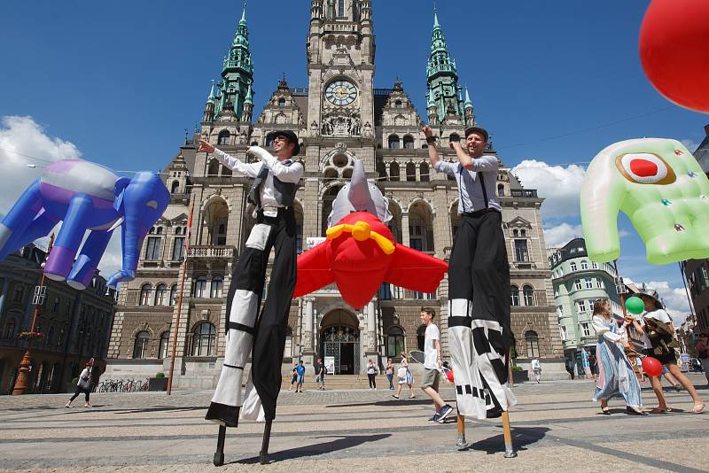 Libercem prošel průvod masek, který odstartoval festival loutkového divadla Mateřinka.