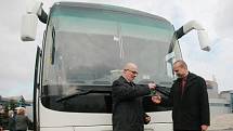 Ředitel českého zastoupení výrobce autobusů Yutong Kamil Tabačík předává klíčky od nového čínského autobusu Tomáši Roubíčkovi, generálnímu řediteli firmy BusLine.
