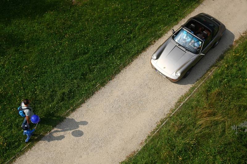 PORSCHE MNOHA PODOB A BAREV. Automobily Porsche přilákaly na výstaviště stovky lidí, kteří obdivovali jejich rozmanitost a nádheru. Pro mnohé z nich je tahle značka srdeční záležitostí.