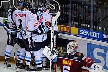 Liberečtí hokejisté se radují ze vstřeleného gólu v prvním semifinále play-off Tipsport extraligy na ledě O2 arény.