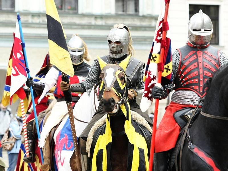 Na náměstí před libereckou radnici se přijeli představit rytíři historické skupiny Traken na koních, aby pozvali liberečany na rytířské souboje.