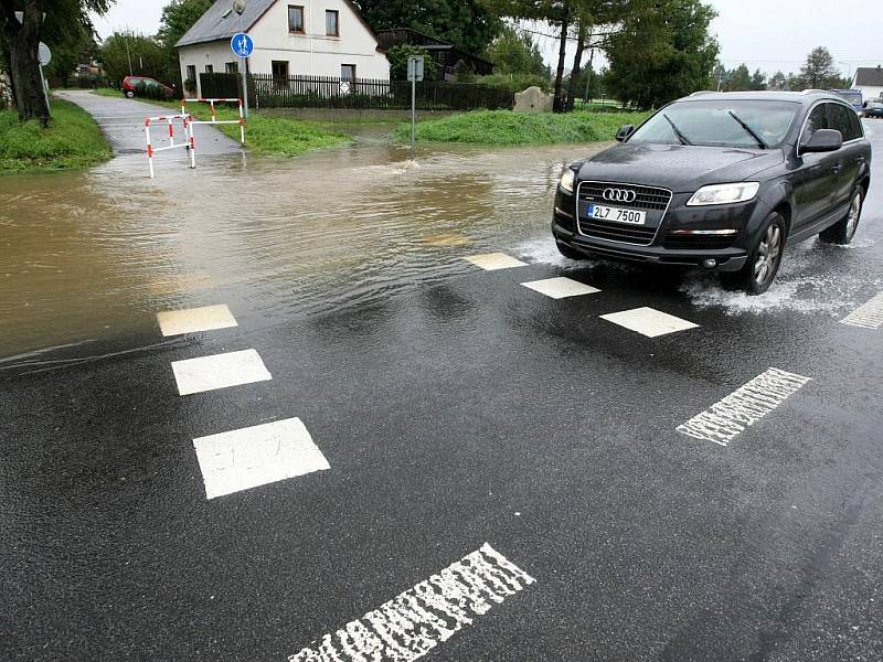 Tři deštivé dny opět zvedly hladinu řeky Nisa, která se v Hrádku nad Nisou vylila z břehů a znovu ohrožovala domy a její obyvatele.