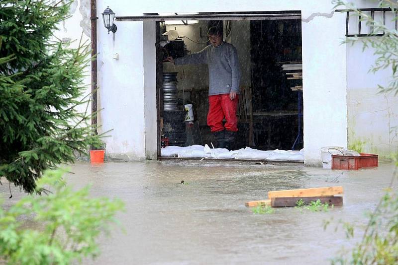 Tři deštivé dny opět zvedly hladinu řeky Nisa, která se v Hrádku nad Nisou vylila z břehů a znovu ohrožovala domy a její obyvatele.