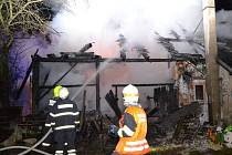 Na Bedřichovce hořel rodinný dům se stodolou.