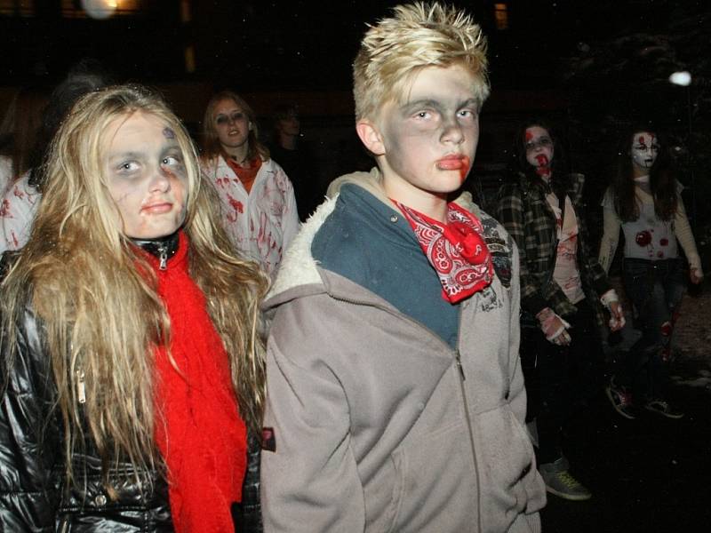 Recesistická akce: Průvod desítek Zombie prošel městem od Malého divadla. 
