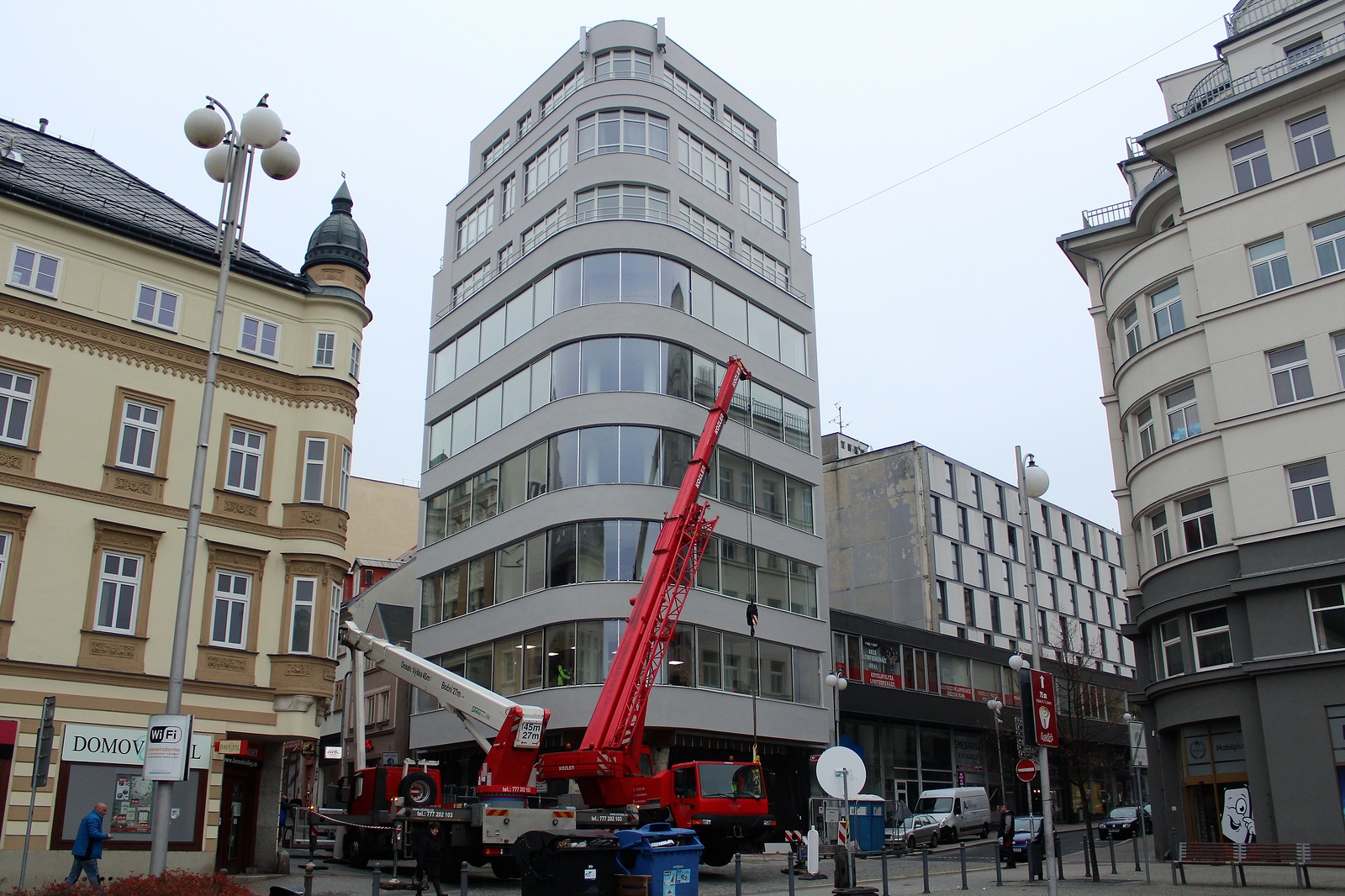 Bez lešení a nová okna. Rekonstrukce ikonické budovy v centru města  pokračuje - Liberecký deník