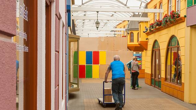 Opuštěné nákupní centrum Babylonské městečko v zábavním centru Babylon v Liberci dne 16. května.